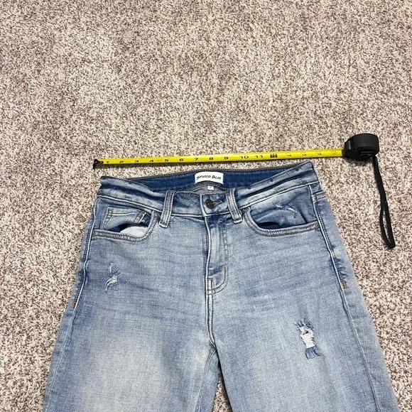 Studio Blue Women’s Size 27 Light Wash Distressed Slim Straight Jeans Raw Hem - Picture 8 of 9